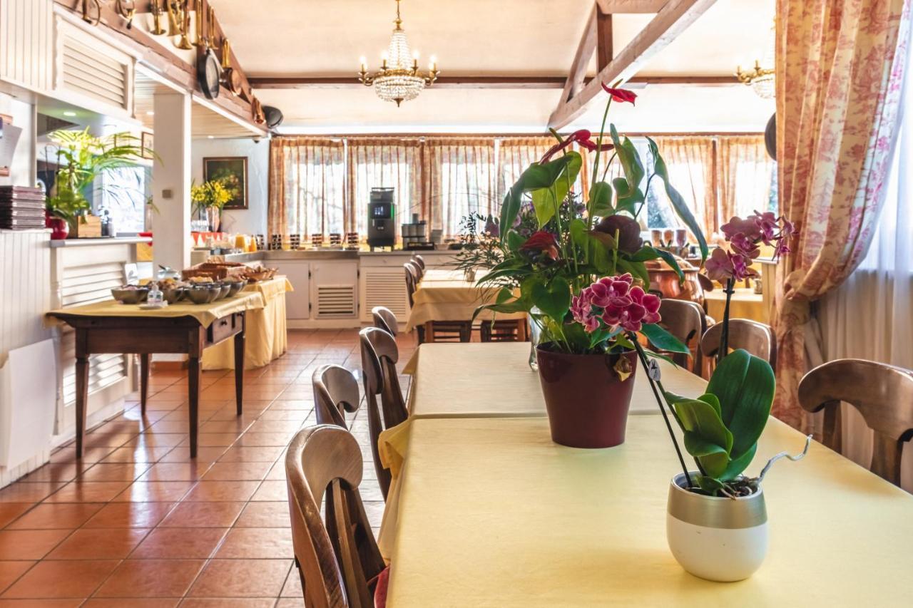 Hotel Strasbourg - Montagne Verte & Restaurant Louisiane Bagian luar foto